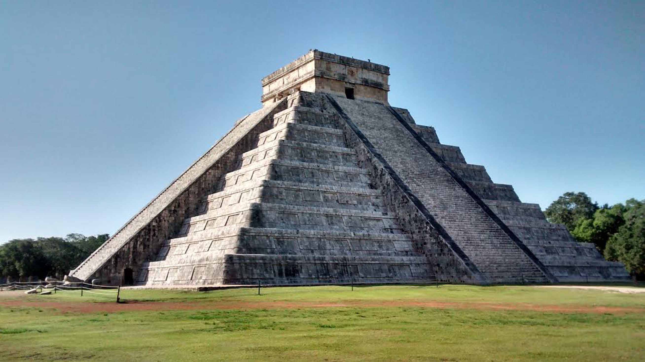 40621026. Chichén Itzá, Yuc.- Kin, el dios maya del Sol dividió este día en dos de manera simétrica la legendaria pirámide de El Castillo y con ello anunció la llegada del solsticio de verano, así como la presencia del día más largo del año. NOTIMEX/FOTO/JUAN MATÚ CHALÉ/COR/HUM/